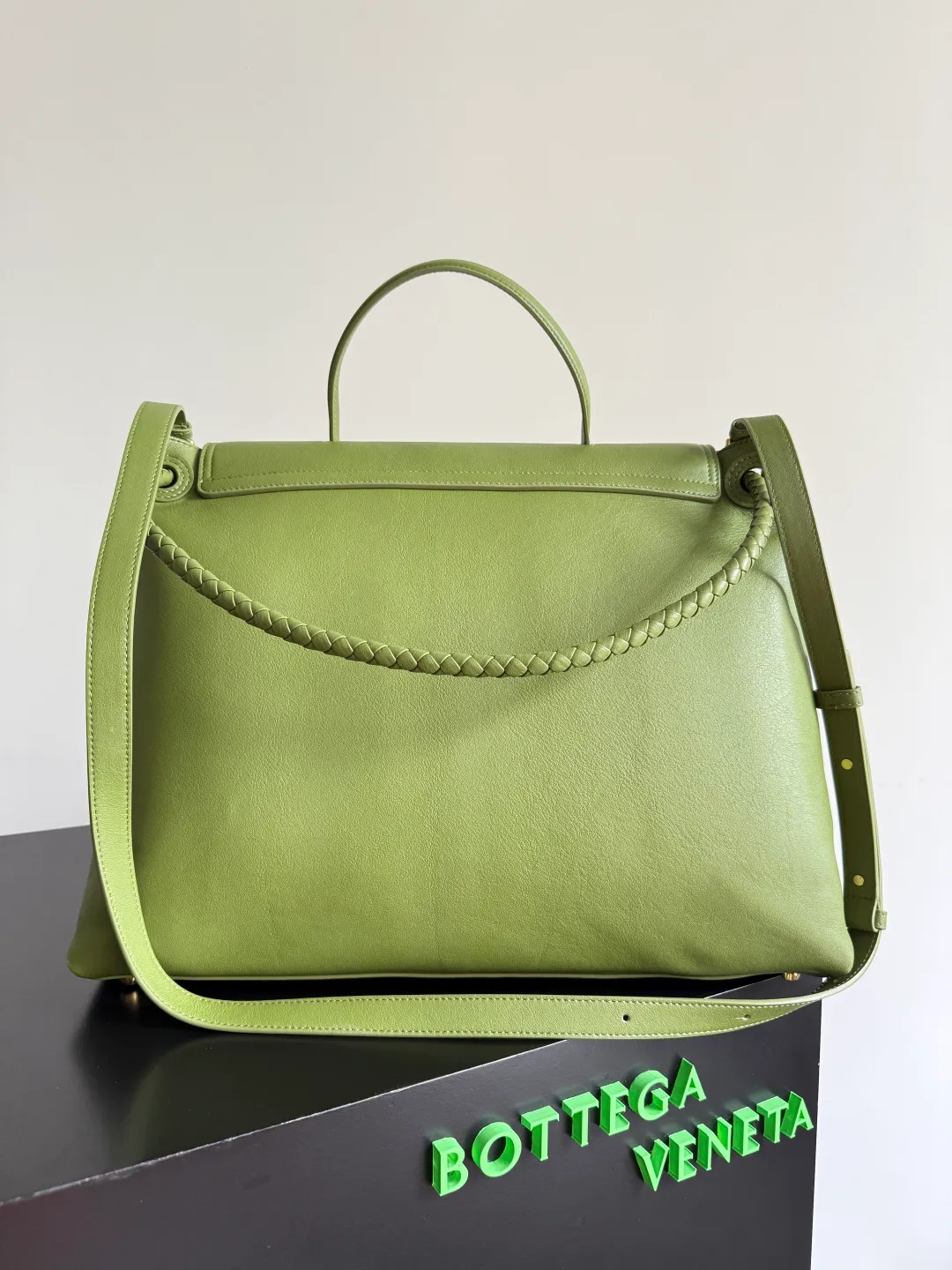 Batch 3160 BottegaVeneta Latest Ciao Ciao Bag Silky cowhide two-way flap handbag with signature twist detail, hidden hook closure, flap can be fastened to the front or attached to the INTRECCIATO woven internal pocket, comes with an adjustable and removable crossbody strap, internal compartment, and also features a zippered pocket. The surprise flap has various shapes. Style 1 - Cover the bag surface, exposing the knot and knot decoration. Style 2 - Place the flap inside the bag. A buckle is also designed. Style 3 - The U-shaped position of the top handle in the hand bag. Style No.: 826195 Size: 42*32*15cm